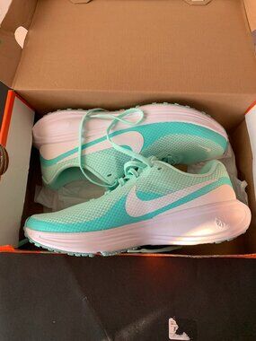 Nike Revolution 8 Women’s 9.5 Wide Road Running Shoes MINT NIB